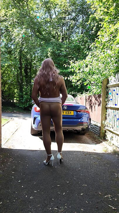 Sexig Crossdresser kellycd2022 Jag är min rosa klänning och solbränna sömlös strumpbyxor