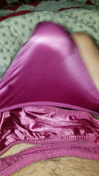 Petite squirt à travers un string en satin