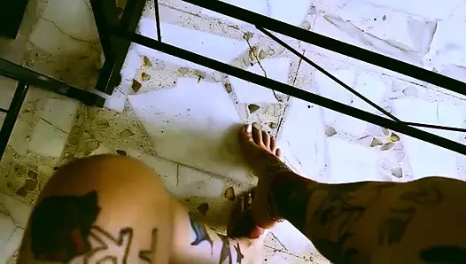 Mein schreibtisch, meine regeln, mein menschlicher hocker