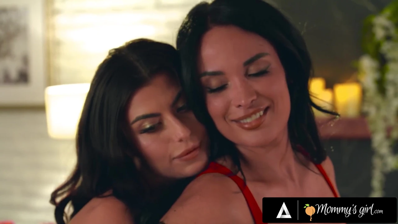 Annenin kızı - hatun gal ritchie ve orta yaşlı seksi kadın anissa kate ilk randevusu yeniden yaratıyor ve sonra şehvetli seksle bitiriyor