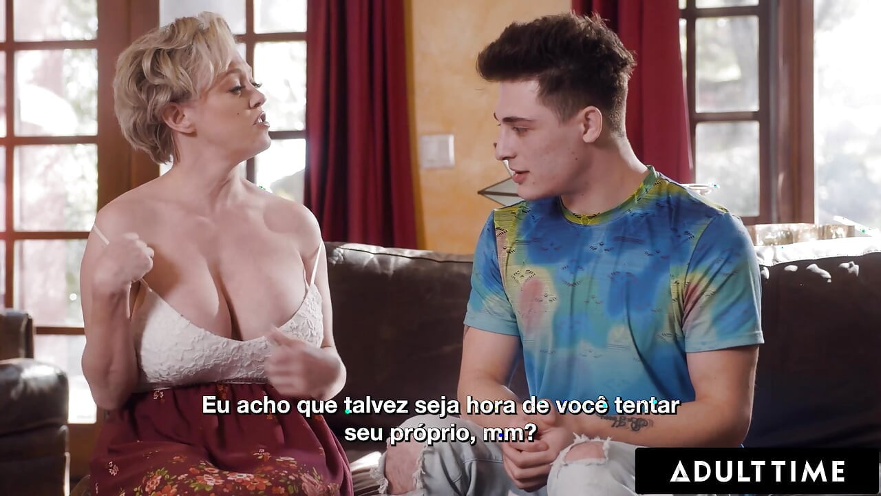ADULT TIME - Horny Stud Is OBSESSED With Stepmommy Dee Williams's HUGE TITS! - PORTUGUESE SUBTITLES