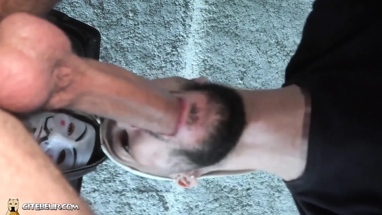 Citebeur – a Sexy Gay Arab Man Worships a Giant Cock