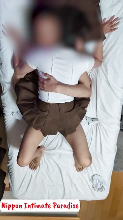 Alyans kapalı, arkasından derin yoğun seks. Kocasına ihanet ediyor, sert orgazm oluyor! 2.