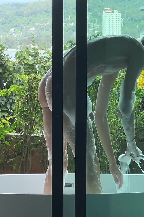 小丑洗澡后打电话给继父来操他