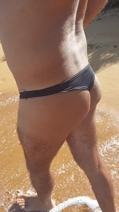 Ladysilva travesti plajda külotla yürüyor