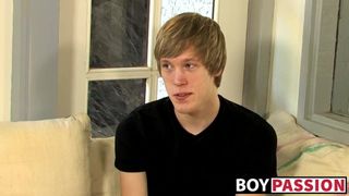 Молодой мужчина Corey Jakobs, с которым дают интервью, мастурбирует и кончает