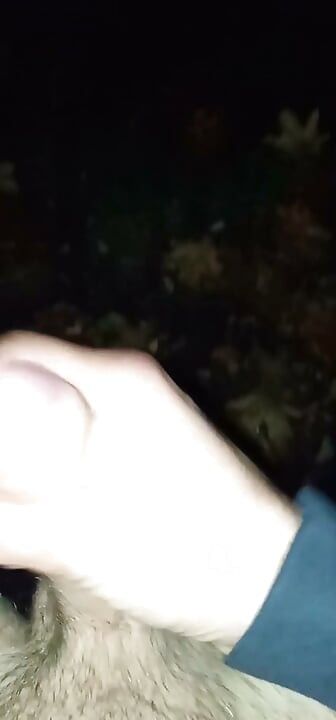 Buiten op een bankje masturberen