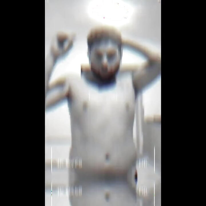 Aku lagi mandi bareng temanku dan hampir kepergok.