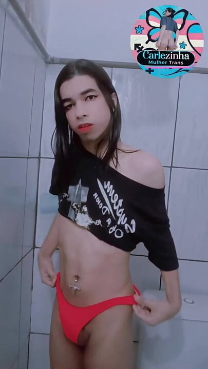 Ona Carlazinha kobieta trans naga Carla w majtkach