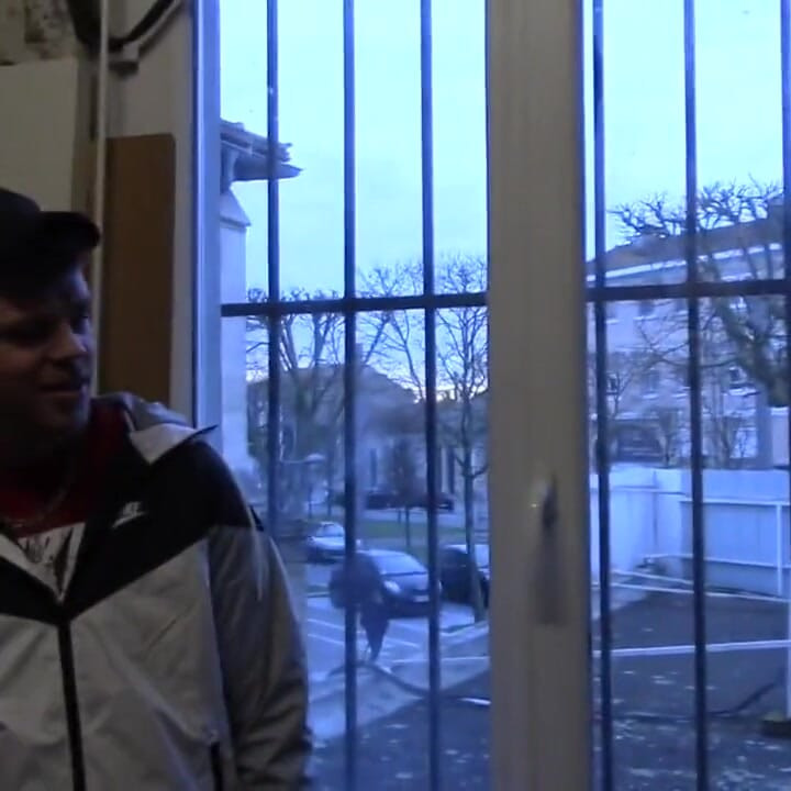 Băiat scally umplut cu spermă în jockstrap de top în dependență de adidași