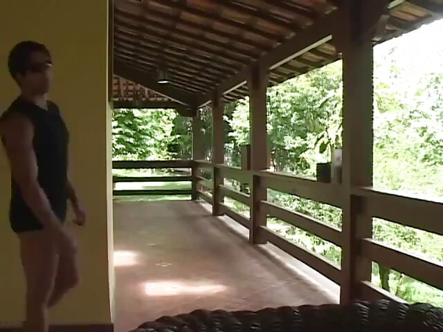 バイセクシャルの男がフェラをして、大きな棒で肛門を突かれる
