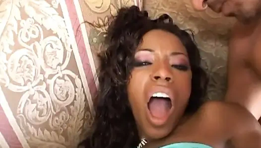 Двойное проникновение для чернокожей горячей шлюшки