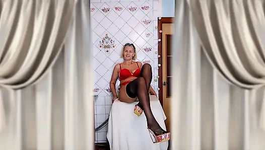 Die Attraktive Hausfrau Lukerya in Roter Lingerie in Der Küche.