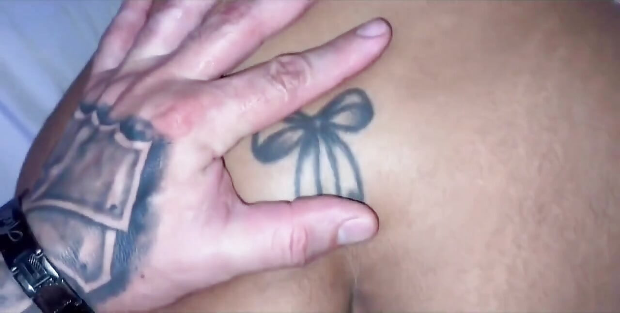 Olha o que eles fizeram comigo, eles arruinaram minha bunda, primeiro foi meu marido abrir caminho para o pau gigante do seu amigo!