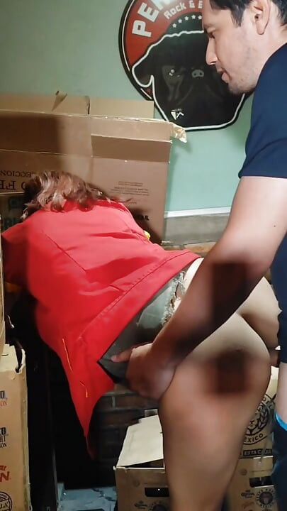 Pomoni pyytää minua imemään hänen kulliaan kellarissa