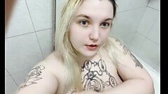 Chica con curvas masturbándose en el baño y chupando pov
