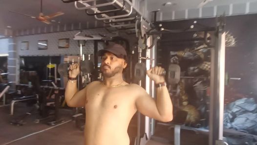 Heißes mann erotisches training im Fitnessstudio