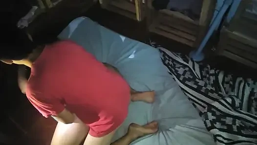 Cewek pemalu ini lagi asik muasin memeknya pakai bantal posisi misionaris