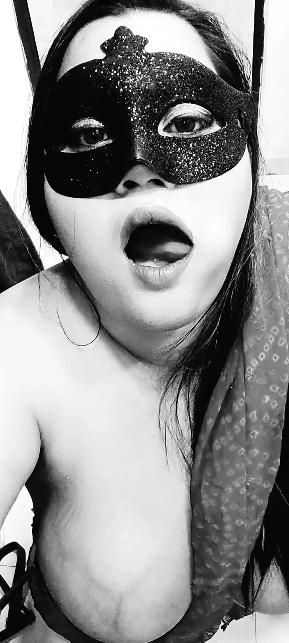 印度胖乎乎的性感人妻在直播表演中被曝光