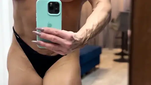 Мамочка в спортзале, которая может покончить с тобой