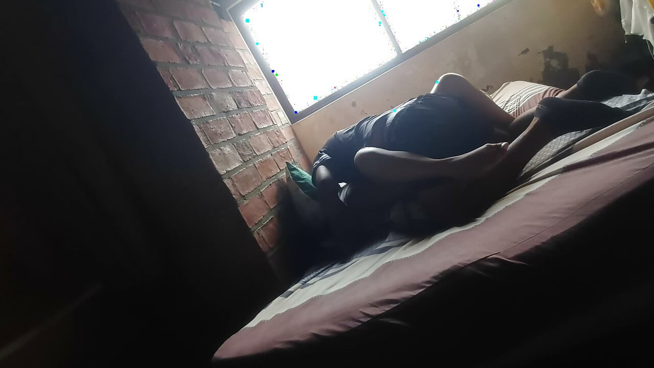 Er leckt meine Muschi, bevor er mich mit seinem dicken Schwanz penetriert