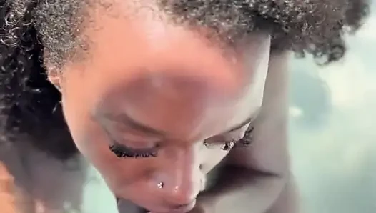 Sepong kontol di luar ruangan