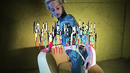 Горячая татуированная девушка в латексе наряд, двойное проникновение игрушкой, глубокая начинка