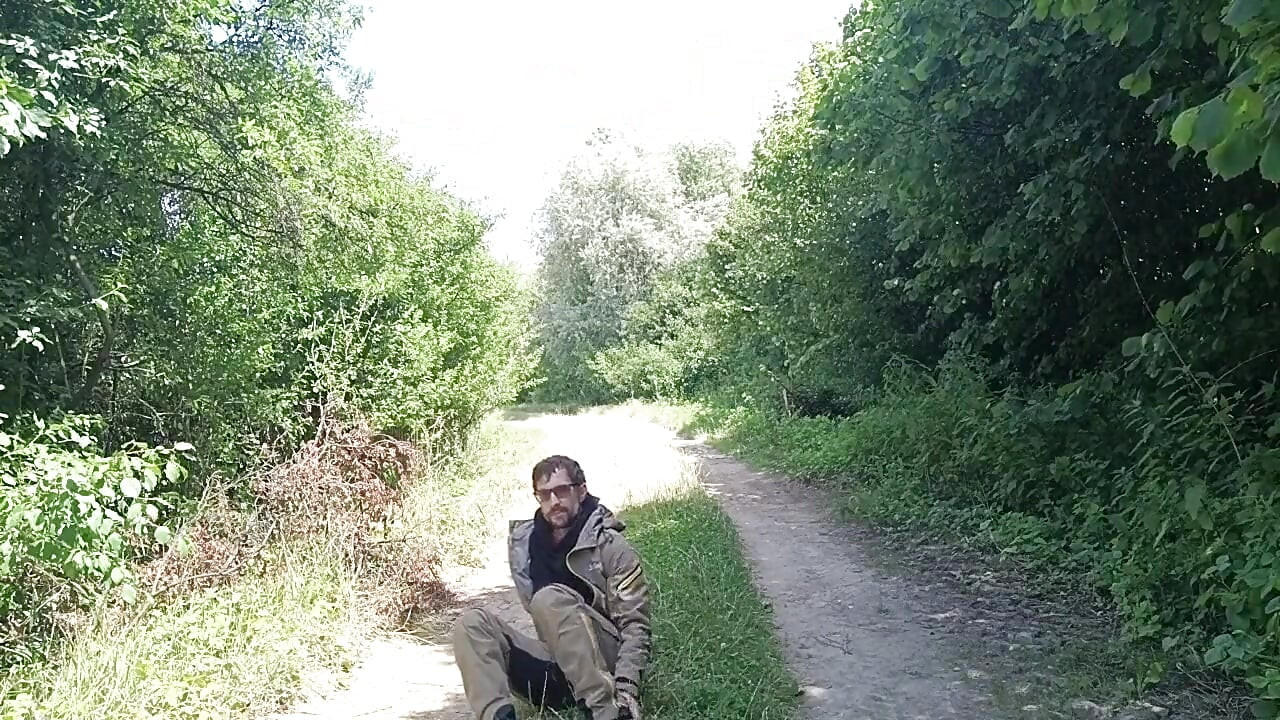Risqué sur un champ désert / Risqué en solo en plein air