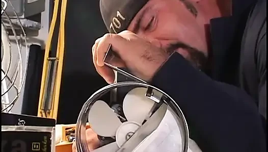 Sarışın genç güzellik adamın yarağına biniyor