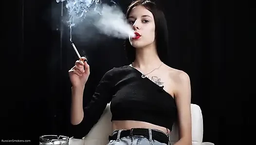 Cewek langsing lagi asik merokok dua cewek rambut merah