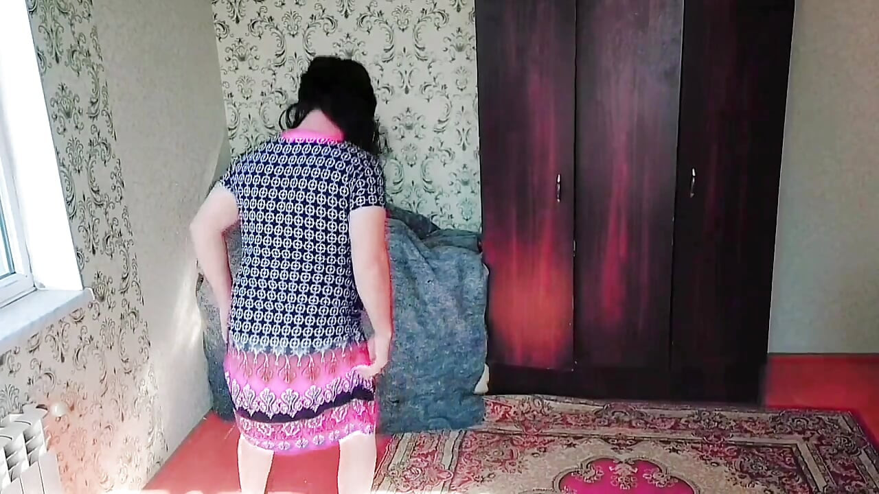 Razigrana sissy sjedi bočno na velikoj pahuljastoj stolici