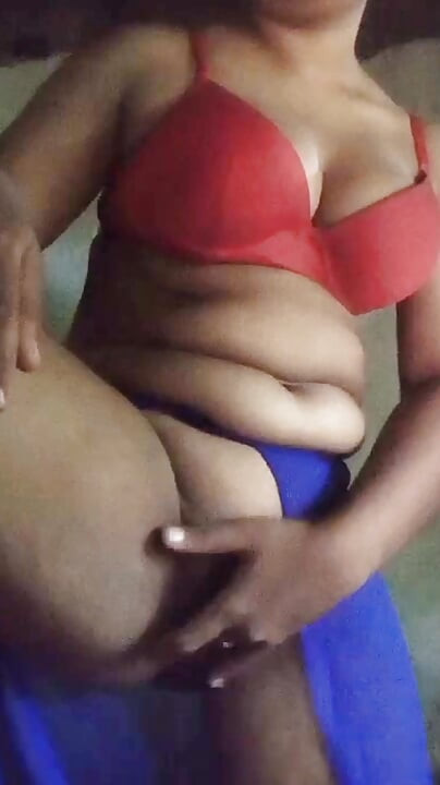 핫한 드레스를 입고 남친에게 어린 엉덩이를 보여줬어.