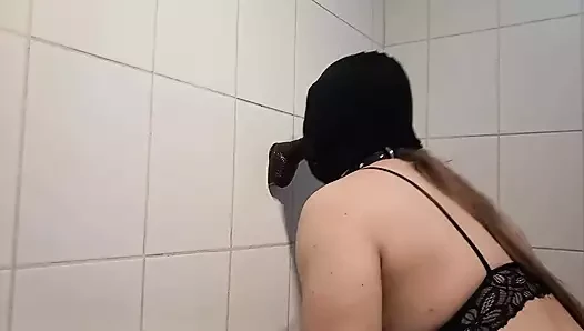 Kapşonlu kadın kılıklı kadın hevesle yarağı gırtlağına kadar alıyor