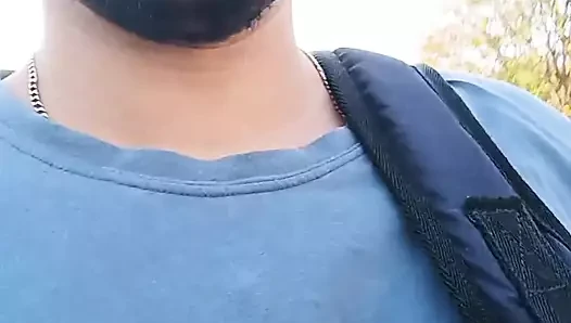 Parkta egzersiz yapıyorum sonunda koşuyorum ve alışveriş merkezindeki banyoda boşalıyorum