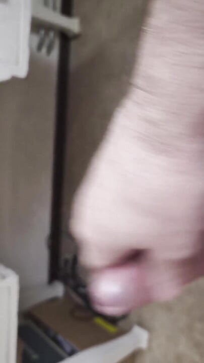 A barátom ül egy széken, és addig veri a farkát, miközben nézi a videót, amíg orgazmusa nem lesz