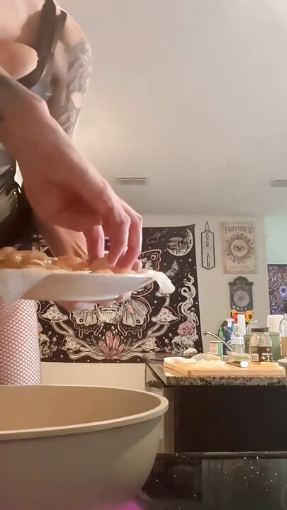 73人の巨人女が小さなキッチンで料理をする