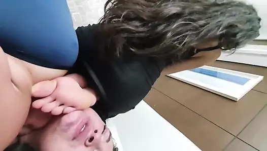 Dangerous feet - aku bakal nunjukin kekuatan kaki jalangku sama anita tompson