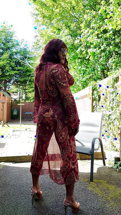 Crossdressing kellycd2022 disfrutando del encantador clima cálido en nylon y tacones