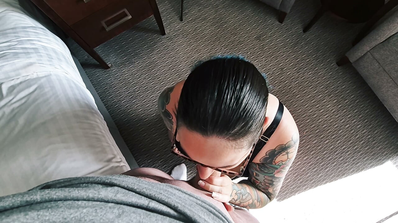 POV Deepthroating an dickem Schwanz