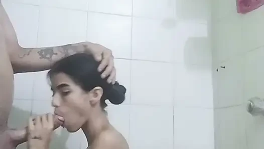 Üvey erkek kardeşimi banyoda sikiyorum ve o göğüslerime boşalıyor