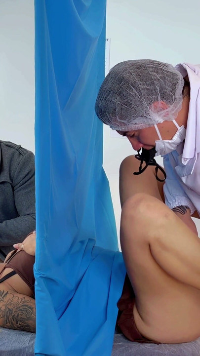 Cuckold na asawa! Tinira ng doktor ang kanyang misis sa likod ng kurtina! | Clip 2