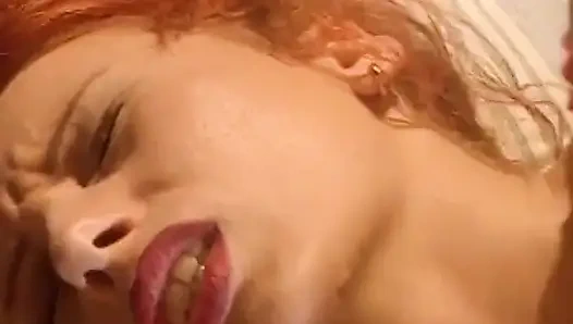 Шлюшку трахнули в тюремной камере