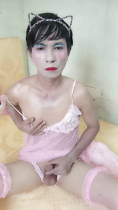 Oanh le transgender seksi bir bornoz giyiyor ve mutlu bir şekilde mastürbasyon yapıyor