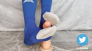 Travail de chaussette avec des chaussettes de football Adidas bleues