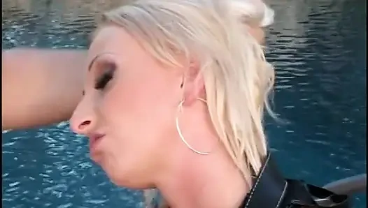Blondine in roten netzstrümpfen wird draußen raunch
