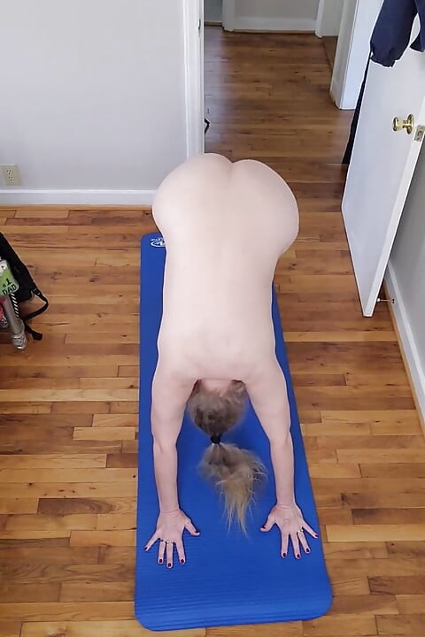 Ateşli orta yaşlı seksi iri güzel kadın çıplak yoga yapıyor!