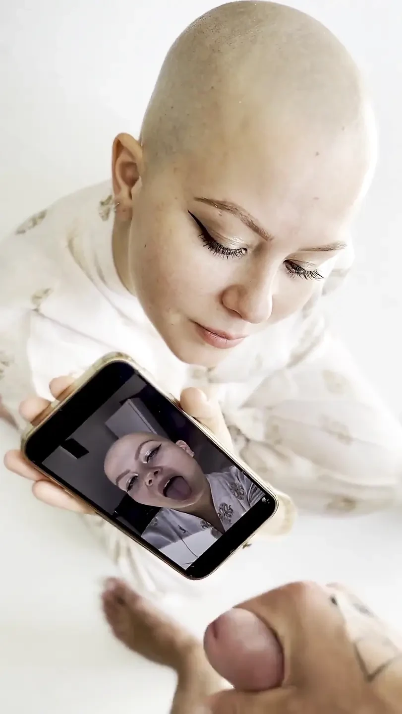 Cumtribute 秃头女孩在清理她的手机后