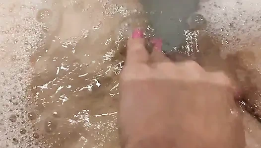 Ateşli büyük memeli üvey kız kardeş banyoda vücutla oynuyor. Bakış açısı mükemmel memeler ve sıkı amcık