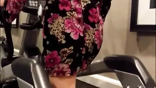 Сквирт с эллиптической машиной