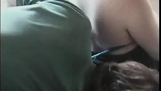 Brunette dengan ambing besar dibelai dan ditambatkan di kamar